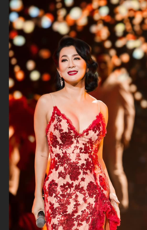 Ở tuổi U60, MC Kỳ Duyên vẫn trẻ trung, gợi cảm với vóc dáng thon gọn, cân đối.