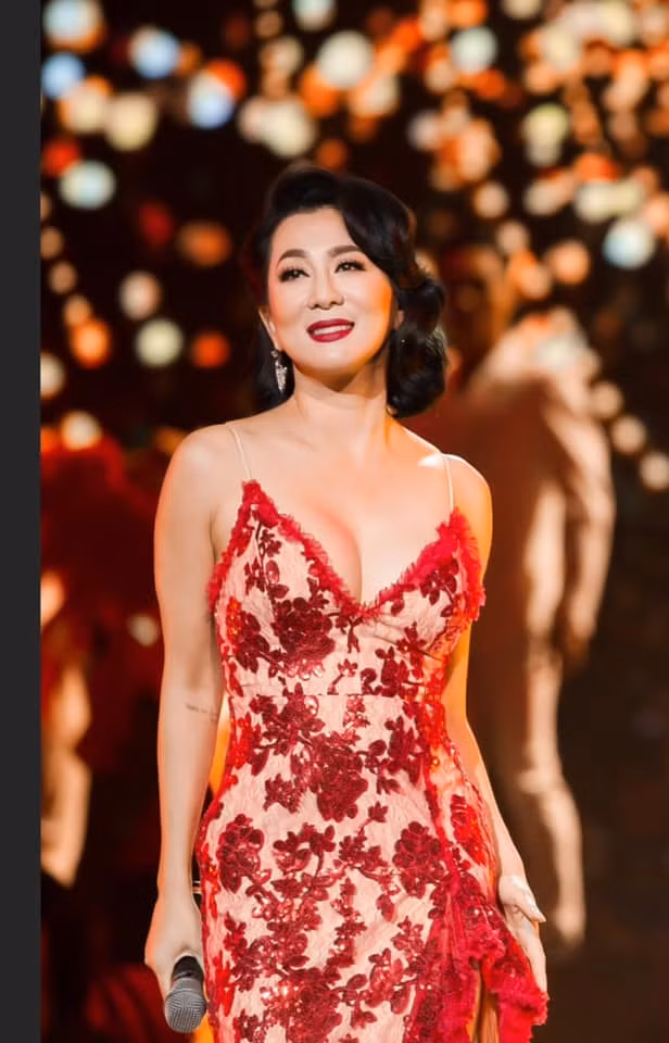 Ở tuổi U60, MC Kỳ Duyên vẫn trẻ trung, gợi cảm với vóc dáng thon gọn, cân đối.