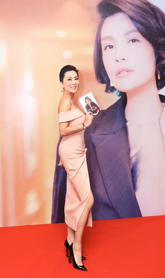 Dù ở trên sân khấu, đi sự kiện hay trong đời thường nữ MC hải ngoại đều xinh đẹp, cuốn hút.