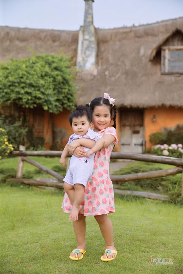 Con gái lớn của Tự Long rất chăm em, ra dáng chị cả.