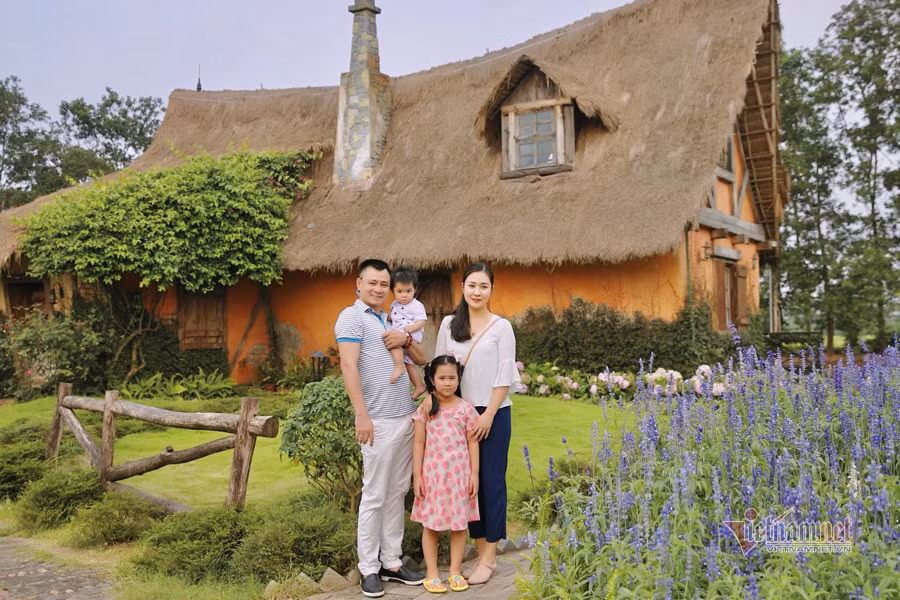 Vợ NSND Tự Long từng chia sẻ niềm hạnh phúc giản dị của gia đình: "Chúng tôi thường có những niềm vui bên nhau rất đơn giản như cùng đi chợ, đi mua sắm hoặc có thể chỉ là đi mua bỉm cho con, rồi những buổi sinh nhật, kỷ niệm tại nhà. Chúng tôi không thường lựa chọn sự xa hoa hay cầu kỳ. Với tôi, gia đình ở bên nhau là điều tuyệt vời nhất".