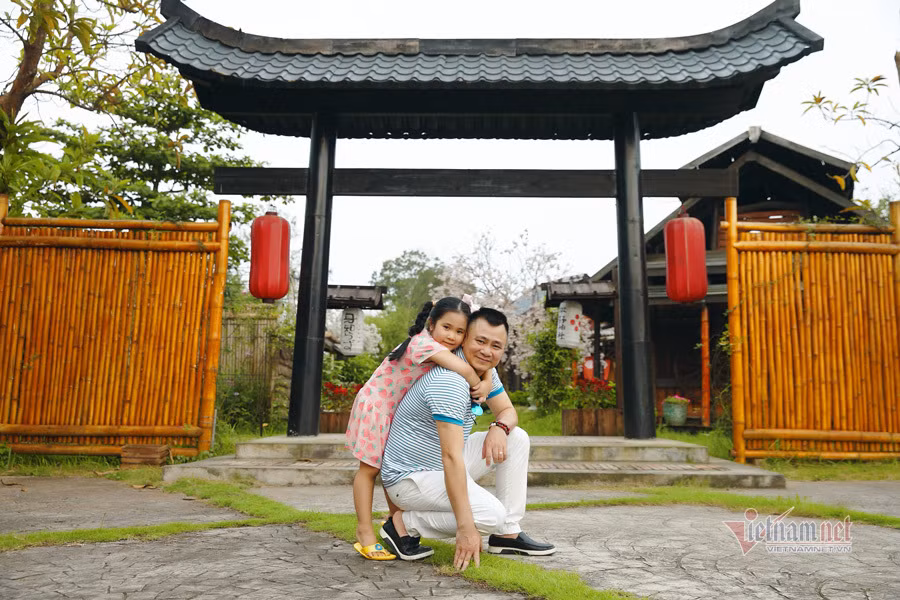 Anh lúc nào cũng cưng chiều 2 cô con gái bé nhỏ và cứ bố trí được thời gian là cả nhà lại "xách ba lô lên và đi".