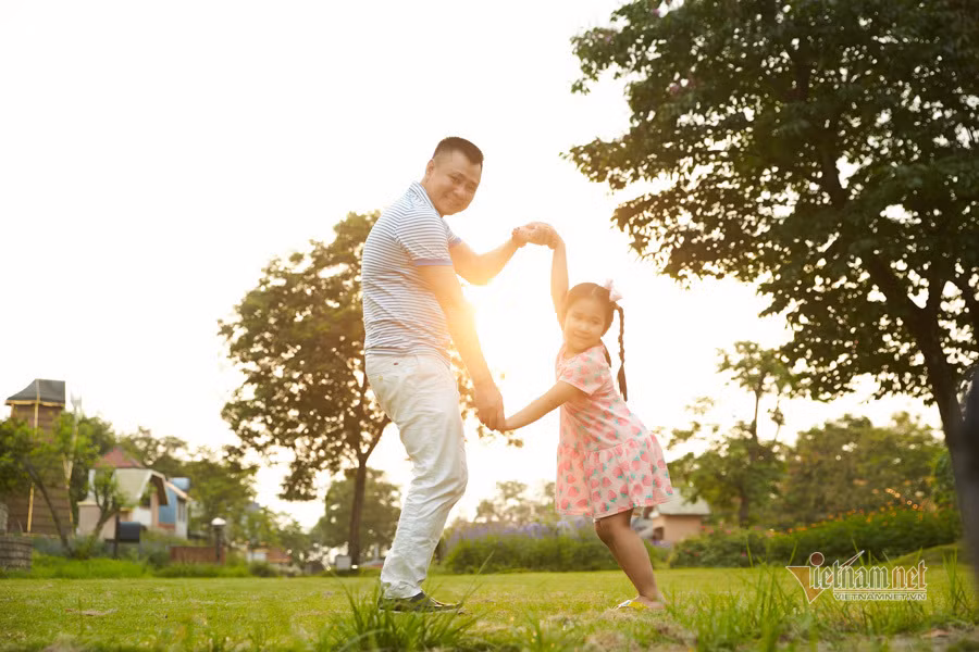 "Quả thật dù công việc của anh Long rất bận nhưng cứ lúc nào rời công việc là anh có mặt ở nhà, giúp đỡ vợ con. Thậm chí ngay cả việc đi chợ nấu cơm cho vợ ăn, bế con, ru con ngủ anh cũng làm hết", bà xã Tự Long hạnh phúc khoe.