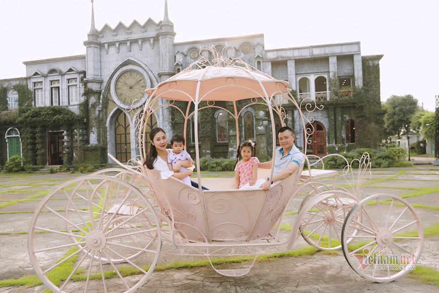 Tổ ấm hạnh phúc của NSND Tự Long và vợ giáo viên xinh đẹp kém 12 tuổi To am hanh phuc cua NSND Tu Long va vo giao vien xinh dep kem 12 tuoi