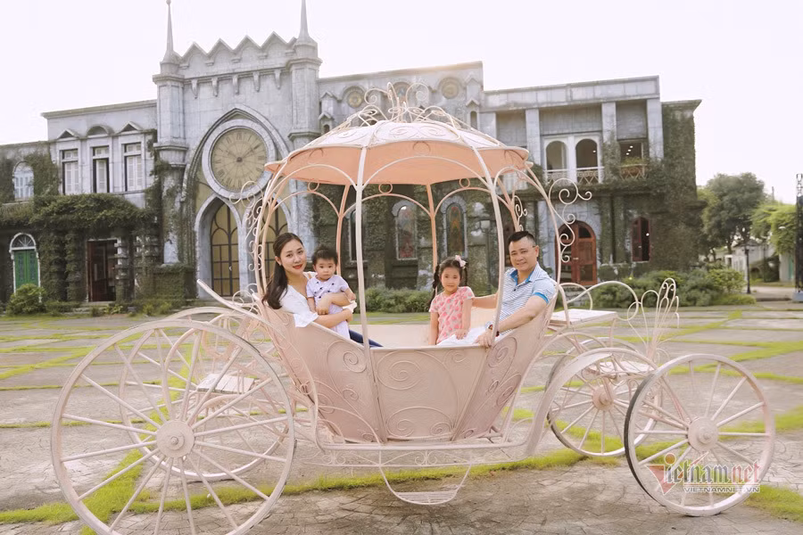 Tổ ấm hạnh phúc của NSND Tự Long và vợ giáo viên xinh đẹp kém 12 tuổi To am hanh phuc cua NSND Tu Long va vo giao vien xinh dep kem 12 tuoi