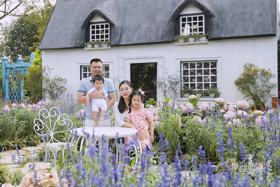 Anh đang có một gia đình hạnh phúc bên người vợ giáo viên kém 12 tuổi cùng hai con gái giống bố như đúc.