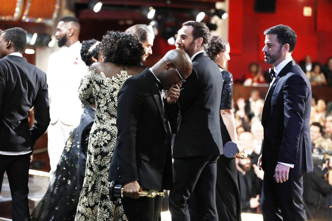 Đạo diễn kiêm biên kịch Barry Jenkins - tác giả tượng vàng Phim truyện xuất sắc lần thứ 89 cảm thấy sốc với sự cố để đời này. “Hẳn là ngay cả trong giấc mơ, tôi cũng không thể nghĩ tới chuyện này. Nhưng hãy mặc kệ những giấc mơ đi, bởi đây là sự thật. Lạy Chúa”, Jenkins phát biểu.