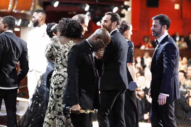 Đạo diễn kiêm biên kịch Barry Jenkins - tác giả tượng vàng Phim truyện xuất sắc lần thứ 89 cảm thấy sốc với sự cố để đời này. “Hẳn là ngay cả trong giấc mơ, tôi cũng không thể nghĩ tới chuyện này. Nhưng hãy mặc kệ những giấc mơ đi, bởi đây là sự thật. Lạy Chúa”, Jenkins phát biểu.