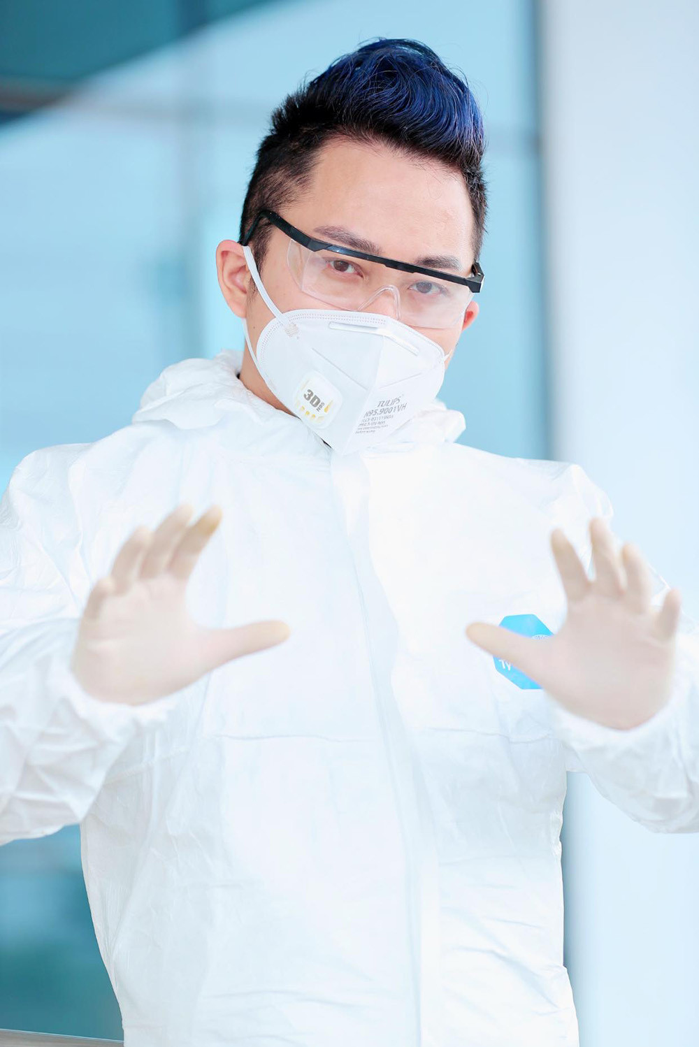 Tùng Dương hài hước chia sẻ trên trang cá nhân: “Công nhận mỗi lần đeo khẩu trang, áo chống dịch là thấy mình đẹp trai hẳn lên và oai phong ghê cơ. Vậy nên từ giờ trở đi cứ nên đeo khẩu trang, áo chống dịch ra đường, nhể?”.