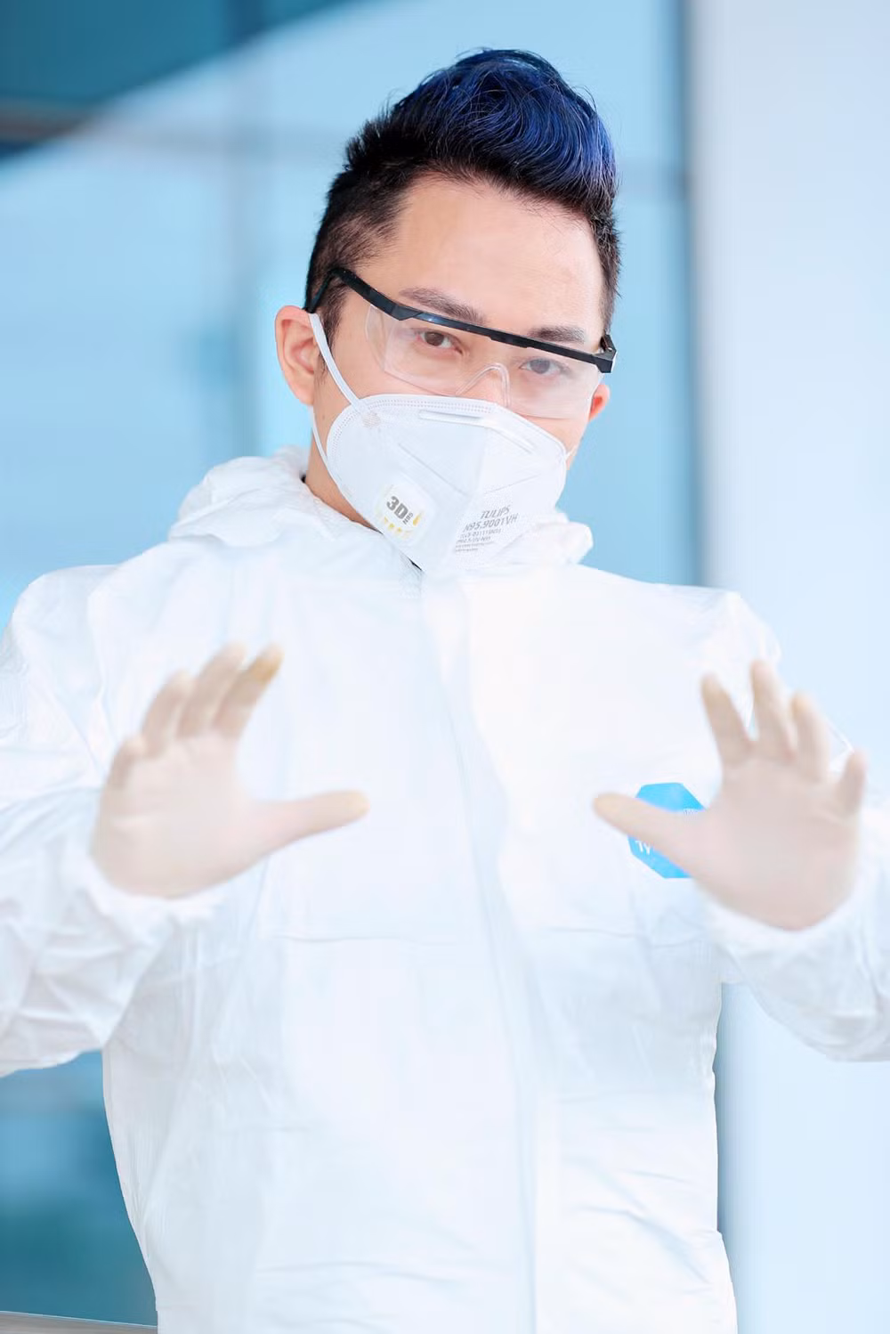 Tùng Dương hài hước chia sẻ trên trang cá nhân: “Công nhận mỗi lần đeo khẩu trang, áo chống dịch là thấy mình đẹp trai hẳn lên và oai phong ghê cơ. Vậy nên từ giờ trở đi cứ nên đeo khẩu trang, áo chống dịch ra đường, nhể?”.