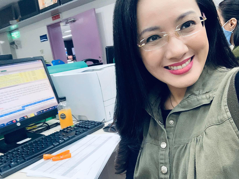 Đi làm giữa mùa dịch, BTV Hoài Anh dí dỏm chia sẻ: “1 chai nước cam, 1 cái xúc xích, đánh tan Covid”.