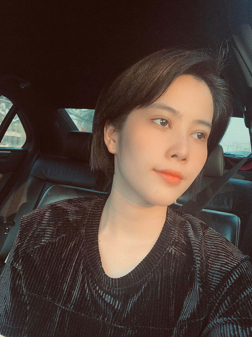 Người hâm mộ không khỏi bất ngờ khi Nam Em cắt phăng mái tóc dài điệu đà, nữ tính sau tuyên bố muốn làm lại cuộc đời. Trước đó, người đẹp đã đăng dòng trạng thái thể hiện sự tiếc nuối: “Nếu được chọn lại tôi chỉ muốn làm một người lính. Đi quá nhanh rồi lại không phanh. Hạnh phúc là khi có cơm để ăn có nhà để ở và có trách nhiệm với bản thân và xã hội. Những năm qua tôi đã làm gì? Xin lỗi tôi đã sai. Từ nay tôi làm lại cuộc đời được không? Nam Em?”.