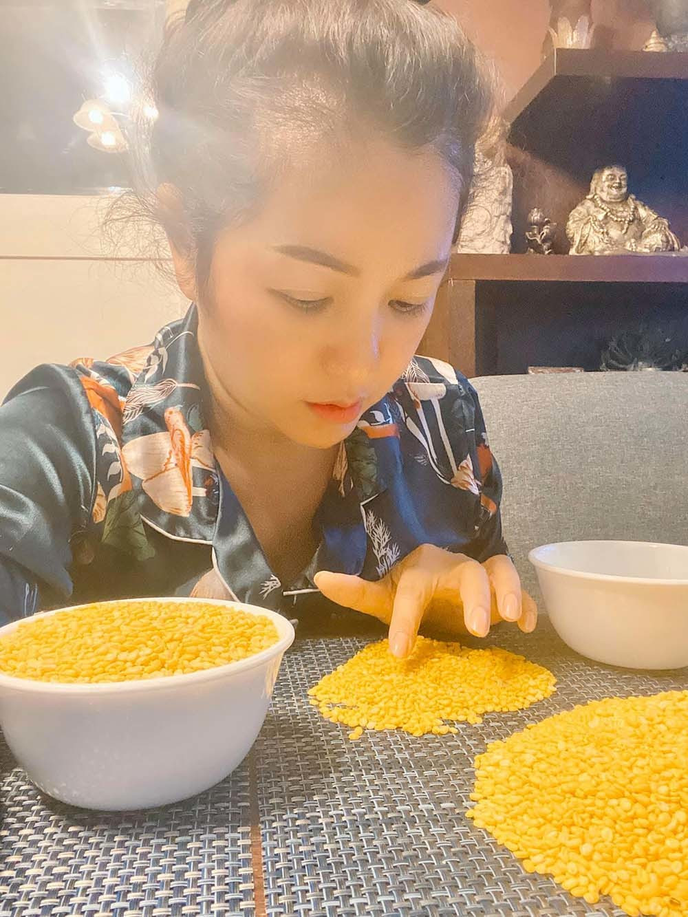 Thúy Nga ngồi đếm từng hạt đậu để giết thời gian trong những ngày nghỉ dịch: “Rõ ràng mua 2 bịch đậu xanh trọng lượng như nhau mà 1 bịch em đếm là 10.723.000 hột, còn 1 bịch là 10.619.000 hột... Tức quá, mai ra mắng vốn chủ chợ, buôn bán gì mà ăn gian quá!”. Cô thậm chí còn đăng tải một đoạn video để chứng minh với người hâm mộ rằng mình đã ngồi đếm đậu thật.