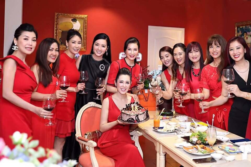 Người đẹp rất thân với hoa hậu Giáng My, Hà Kiều Anh và các người đẹp cùng thời khác.