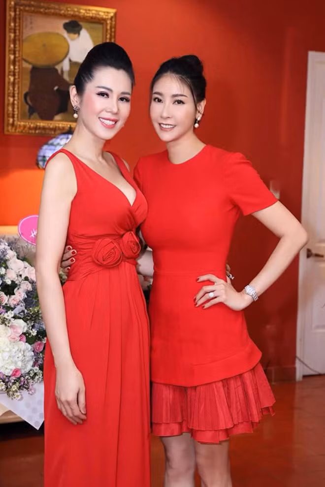 Trên trang cá nhân dù không chia sẻ nhiều hình ảnh nhưng có thể thấy Vi Thị Đông vẫn xuất hiện bên những người bè trong showbiz.