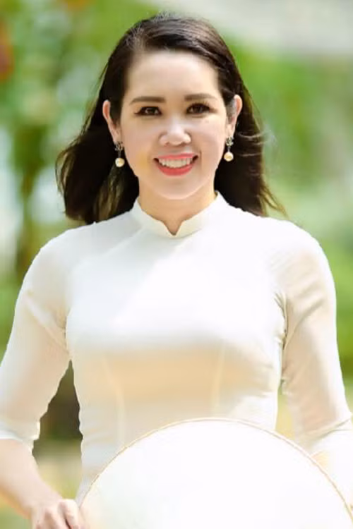 Đăng quang ngôi vị Á hậu khi vừa tốt nghiệp phổ thông, không như Hoa hậu Hà Kiều Anh khẳng định mình ở lĩnh vực nghệ thuật, Vi Thị Đông chọn cho mình hướng đi như đã xác định ban đầu, không bị choáng ngợp trước hào quang danh vọng và cô đã quyết định trở thành một tiếp viên hàng không.