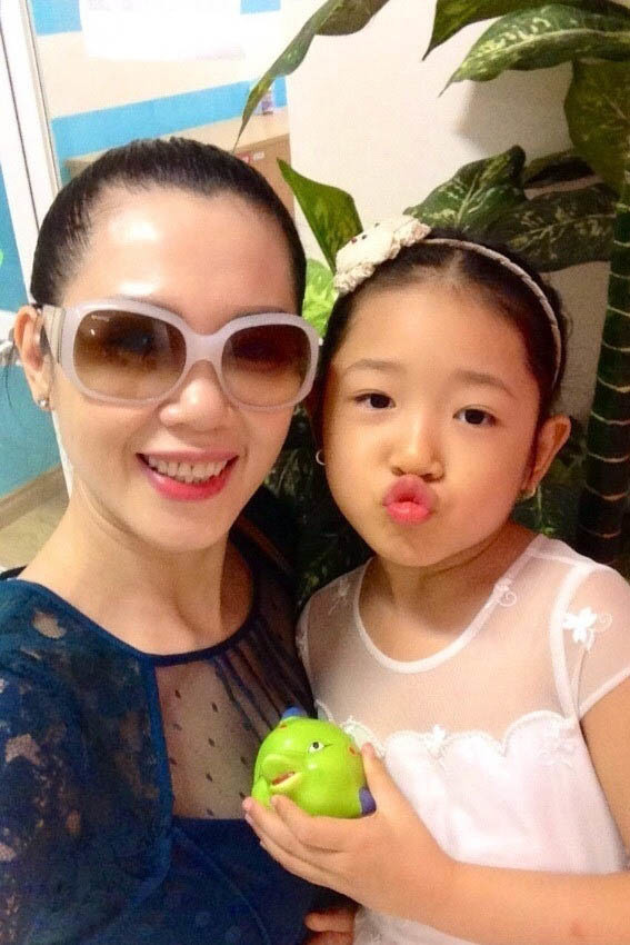 Vì mải mê với các chuyến bay nên người đẹp kết hôn muộn. Năm 2009, ở tuổi 34, Vi Thị Đông mới quyết định kết duyên cùng một sĩ quan quân đội.