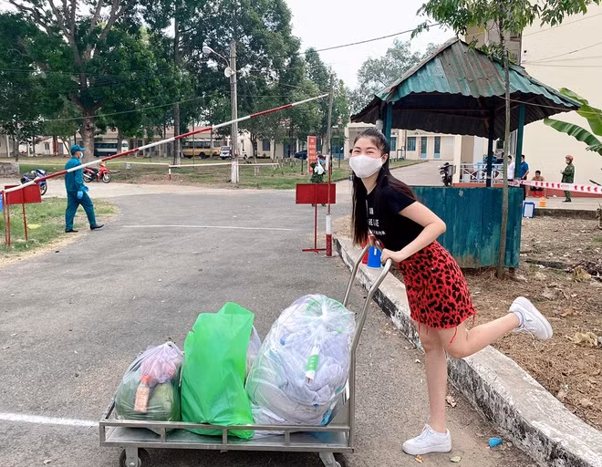 Vo Dang Khoi xuc dong gap chong con o khu cach ly du dung xa 200m-Hinh-3