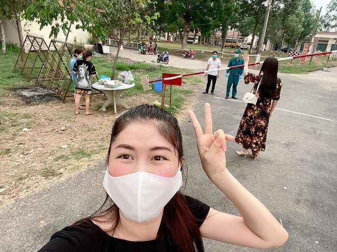 Vo Dang Khoi xuc dong gap chong con o khu cach ly du dung xa 200m