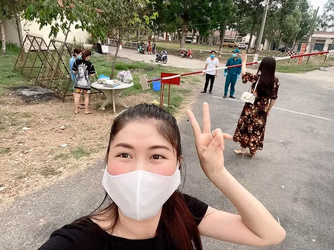 Vo Dang Khoi xuc dong gap chong con o khu cach ly du dung xa 200m