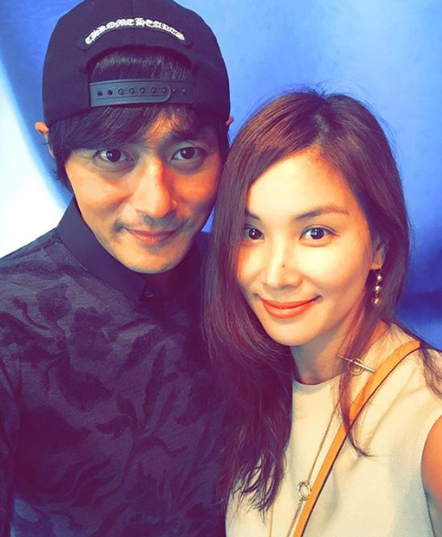 Jang Dong Gun dua vo di Hawaii giua be boi tim gai mua dam