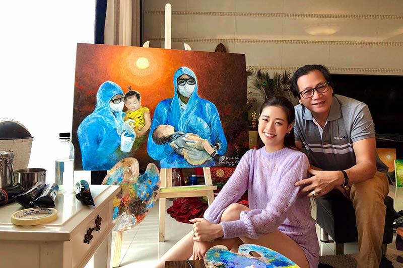 Hoa hậu Khánh Vân cùng bố khiến khán giả xúc động khi vẽ bức tranh để cổ vũ tinh thần các bác sĩ chống dịch Covid-19. Theo đó, bức tranh này sẽ được đem đi đấu giá để dành tiền ủng hộ quỹ phòng chống dịch.