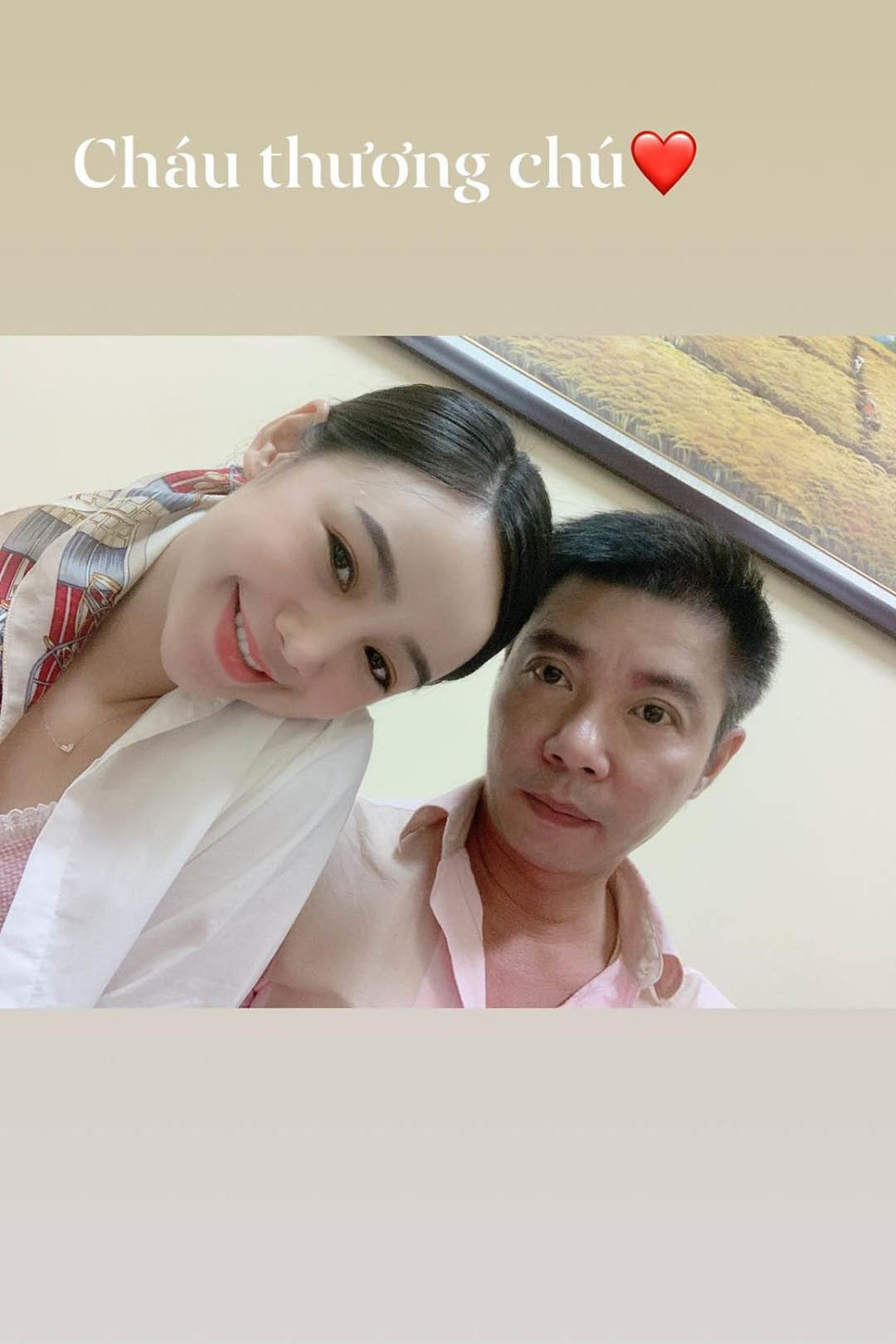 Diễn viên Quỳnh Cool chia sẻ bức ảnh thân thiết bên nghệ sĩ Công Lý kèm chia sẻ: "Cháu thương chú".