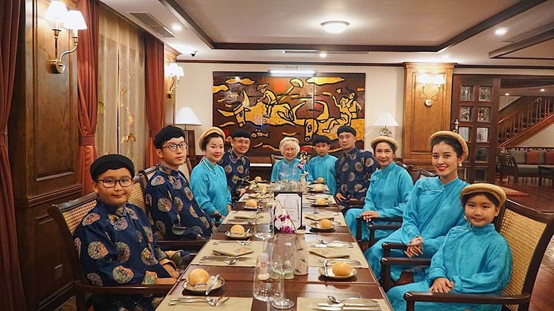 Sao Việt ngày 13/8: Á hậu Huyền My khoe bức ảnh đại gia đình trong trang phục áo dài truyền thống vô cùng ấn tượng.