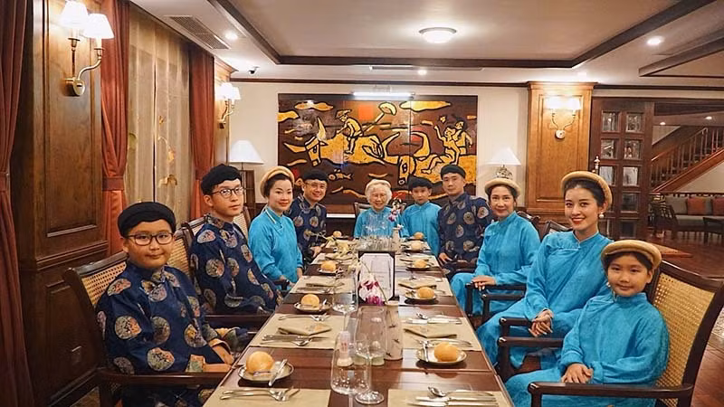 Sao Việt ngày 13/8: Á hậu Huyền My khoe bức ảnh đại gia đình trong trang phục áo dài truyền thống vô cùng ấn tượng.