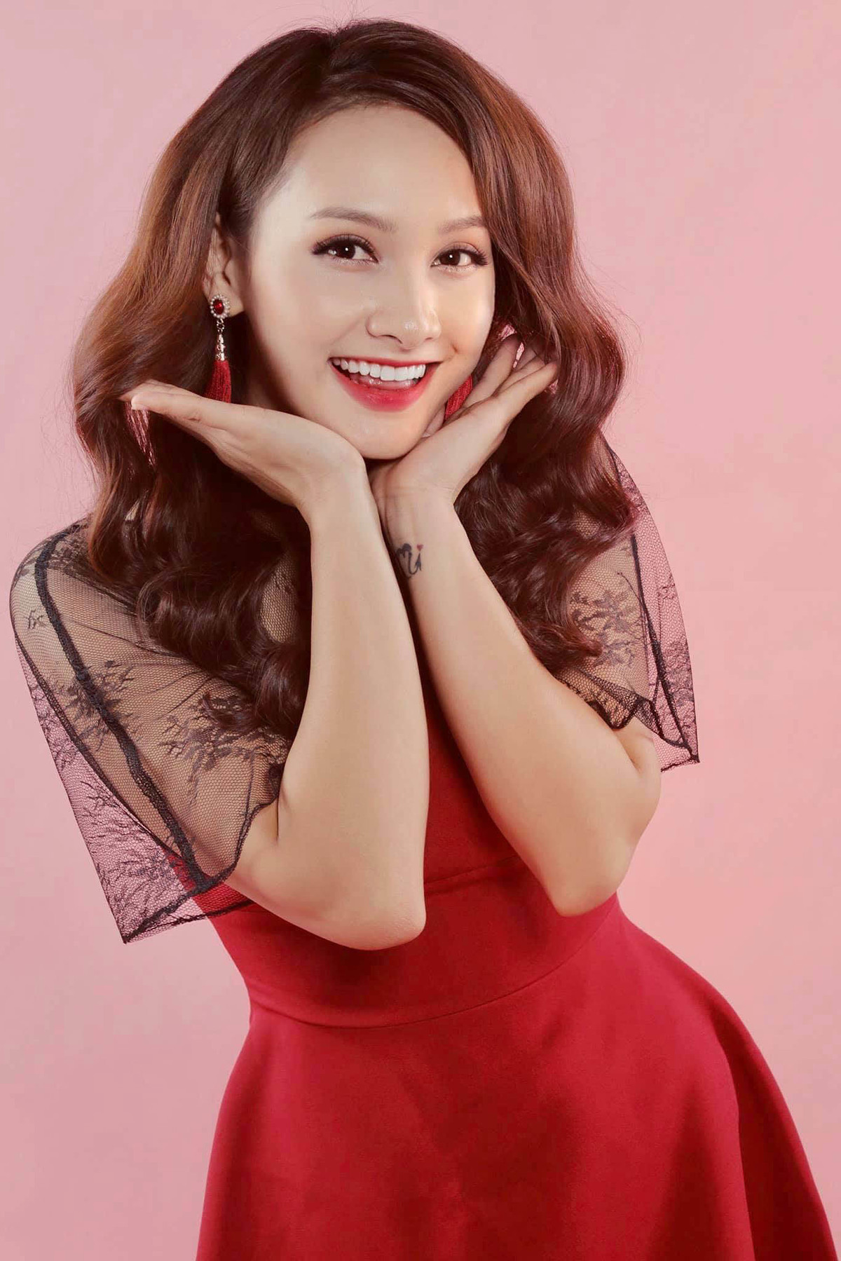 "Nụ cười hồn nhiên của cô gái thích màu đỏ và luôn muốn vô lo vô nghĩ", Bảo Thanh xinh đẹp trong bức ảnh mới.