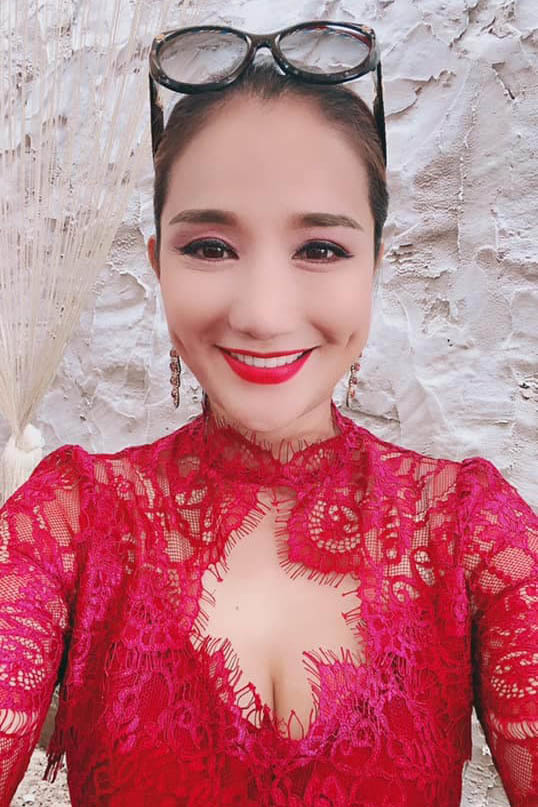 MC Cát Tường rạng rỡ và gợi cảm khi về quê miền Tây ăn cưới. "Đám cưới miền quê, đủ bàn là nhập tiệc nha, quá hoành tráng luôn bà con ơi. Chúc cô dâu chú rể trăm năm hạnh phúc", cô viết.