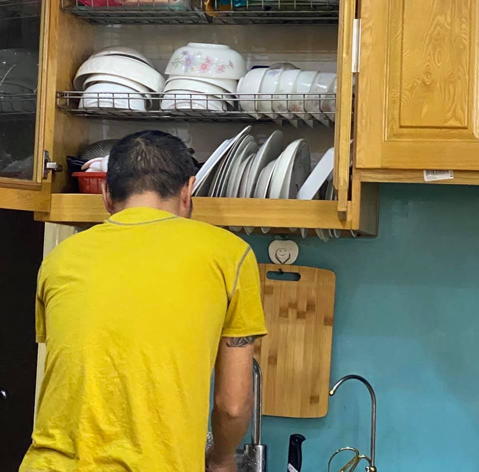 Ở nhà mùa COVID-19, nhiều sao nam Việt không ngại lăn vào bếp, dọn dẹp nhà cửa giúp đỡ vợ con. Đây là hình ảnh hiếm thấy của nghệ sĩ Công Lý. Bạn gái của nam danh hài khoe anh tự rửa bát để dành thời gian cho cô làm việc online.