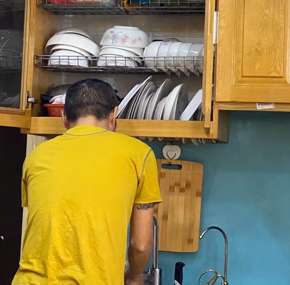 Ở nhà mùa COVID-19, nhiều sao nam Việt không ngại lăn vào bếp, dọn dẹp nhà cửa giúp đỡ vợ con. Đây là hình ảnh hiếm thấy của nghệ sĩ Công Lý. Bạn gái của nam danh hài khoe anh tự rửa bát để dành thời gian cho cô làm việc online.