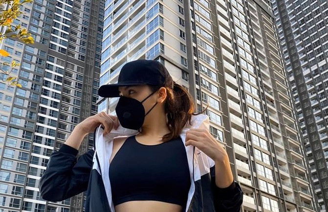 Với Hoa hậu Kỳ Duyên, những ngày cả nước chống dịch, cô chăm chỉ tập luyện thể dục giữ gìn sức khỏe và vóc dáng. Nàng hậu không quên đeo khẩu trang để đảm bảo an toàn cho bản thân và cộng đồng.