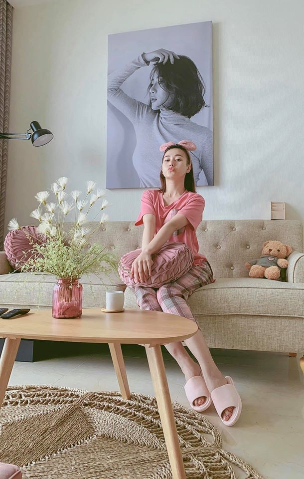 Diễn viên Phương Oanh tận hưởng khoảng thời gian nghỉ ngơi thư giãn trong căn phòng ấm cúng.
