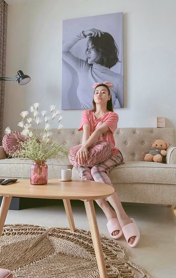 Diễn viên Phương Oanh tận hưởng khoảng thời gian nghỉ ngơi thư giãn trong căn phòng ấm cúng.