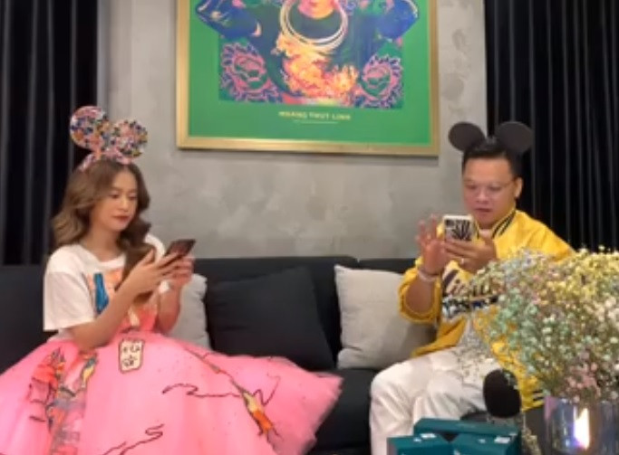 Với Hoàng Thùy Linh, giữa mùa dịch nữ ca sĩ tung MV "Kẻ cắp gặp bà già". Nữ ca sĩ bày tỏ, đây là món quà cô tặng khán giả sau khi đoạt "mưa giải thưởng" ở giải Âm nhạc Cống hiến 2020. Hiện sản phẩm âm nhạc của Hoàng Thùy Linh đang gây sốt.