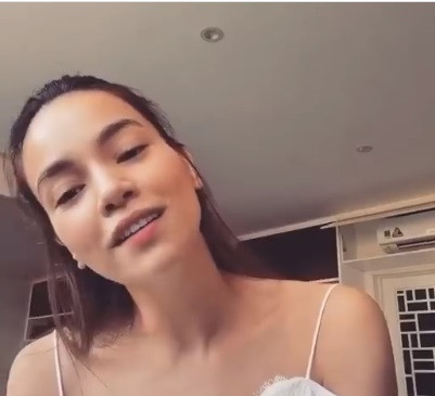 Hồ Ngọc Hà lại say sưa đàn, hát khi ở nhà tránh COVID-19. Sự hồn nhiên, đáng yêu của nữ ca sĩ khiến fan thích thú.