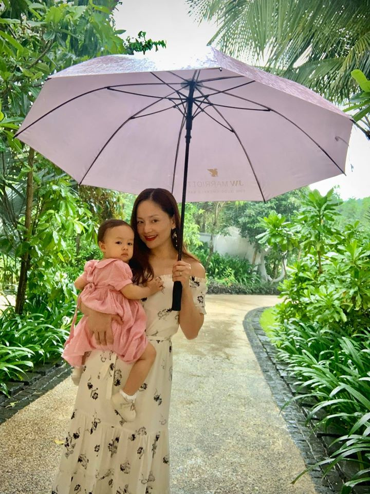 Với những bà mẹ bỉm sữa như diễn viên Lan Phương, Lan Khuê... ở nhà là lựa chọn an toàn nhất trong thời điểm tình hình COVID-19 diễn biến phức tạp. Chăm con, dọn dẹp nhà cửa, nấu ăn... những công việc thường nhật nhưng mang đến nhiều niềm vui cho các bà mẹ trẻ.