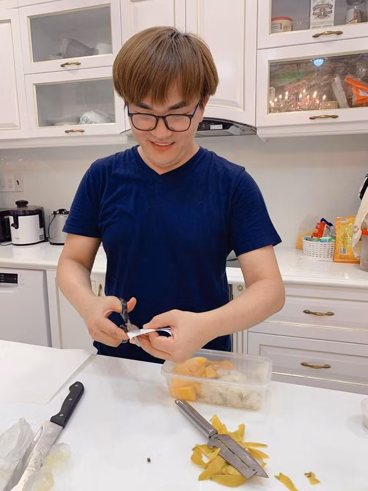 Cũng nhờ thời gian rãnh rỗi, các sao Việt trổ tài nấu nướng. Trong ảnh, Đại Nghĩa gây bất ngờ khi tự tay làm món xôi xoài.
