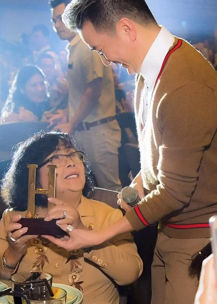 Tung to me ruot no nan, moi quan he cua Dam Vinh Hung va me gio ra sao?-Hinh-2