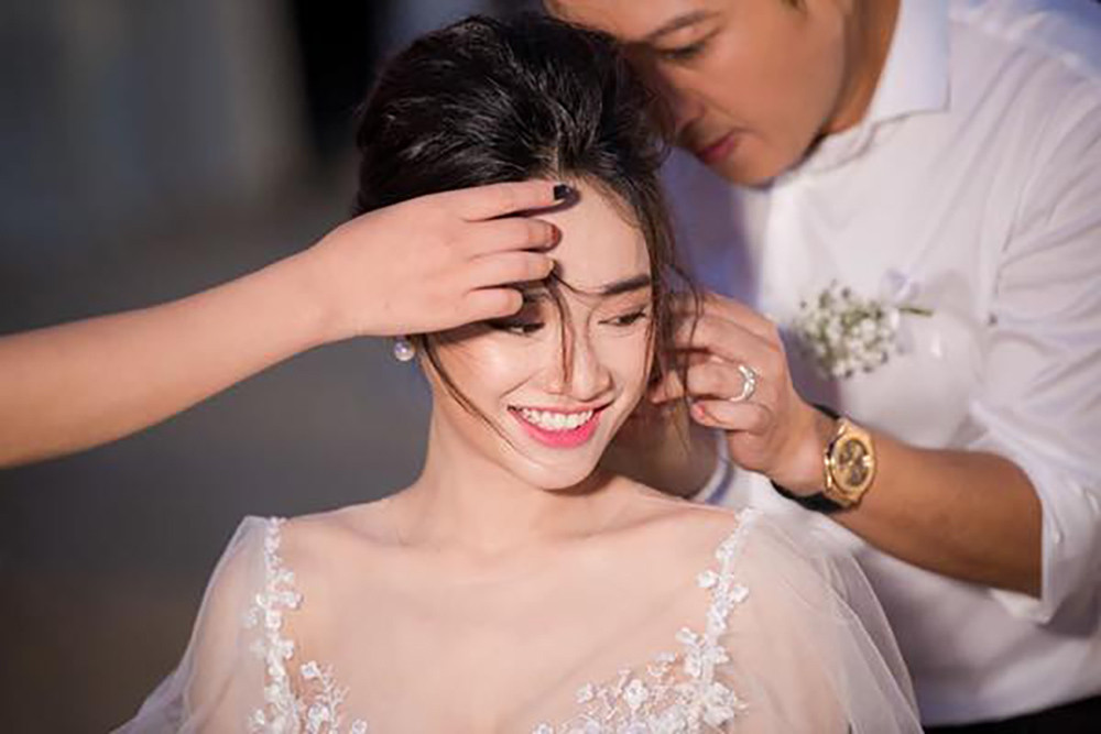 Sau khi kết hôn, Trường Giang trở thành người đàn ông tháo vát. Anh đảm nhận mọi công việc bếp núc trong nhà và luôn giúp đỡ vợ trong việc chăm con. Cho đến hiện tại, bộ ảnh cưới này vẫn khiến người hâm mộ không khỏi xúc động và bồi hồi.