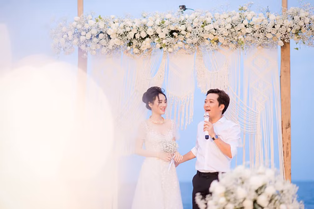 Hơn 1 năm sau lễ đính hôn bí mật tại Đà Nẵng, cuối cùng, trọn bộ hình ảnh của ngày đặc biệt này cũng được vợ chồng Trường Giang – Nhã Phương hé lộ. Trong loạt ảnh, danh hài “Mười Khó” diện áo sơ mi trắng, quần tây đơn giản, cô dâu Nhã Phương cũng xinh đẹp trong bộ váy trắng gợi cảm. Cả hai đều không thể giấu được nụ cười hạnh phúc khi đứng cạnh nhau.