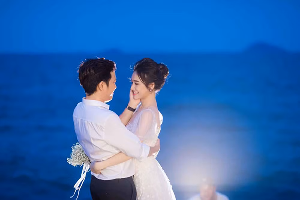 Bên cạnh người thân và bạn bè của hai nghệ sĩ, chỉ những người có trách nhiệm trong tiệc đính hôn và người phục vụ mới có thể ra vào. Trường Giang và Nhã Phương cũng không khuyến khích khách mời mang theo điện thoại di động để tránh hình ảnh bị phát tán trên mạng xã hội.