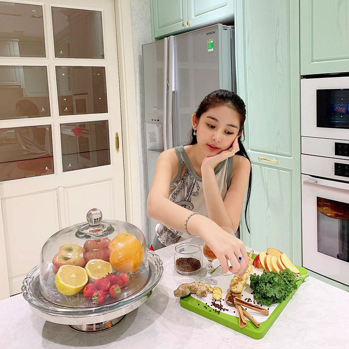 Khi có chỉ thị của Thủ tướng về quyết định cách ly toàn xã hội, Lê Âu Ngân Anh và gia đình gia đình hoàn toàn tán đồng, ủng hộ quyết định này và cô hứa chắc chắn sẽ tuân thủ nghiêm túc.