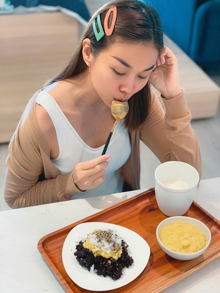 Siêu mẫu Thanh Hằng cũng trổ tài nấu nướng với bánh Doremon nhân đậu đỏ, xôi nếp than và chè đậu xanh hạt sen, trứng lòng đào ngâm tương.