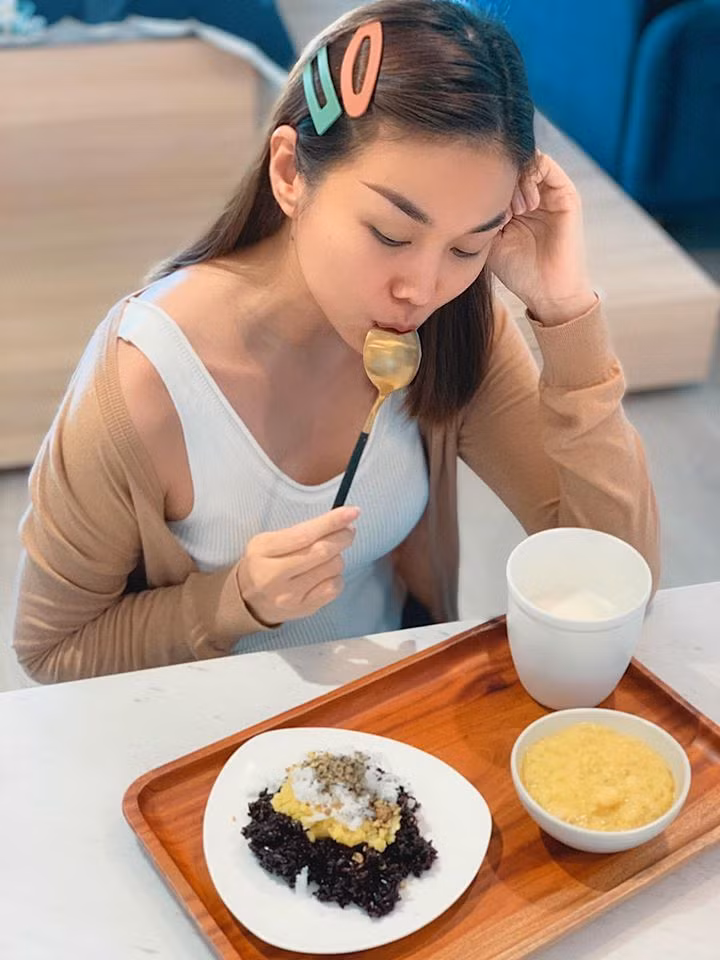 Siêu mẫu Thanh Hằng cũng trổ tài nấu nướng với bánh Doremon nhân đậu đỏ, xôi nếp than và chè đậu xanh hạt sen, trứng lòng đào ngâm tương.