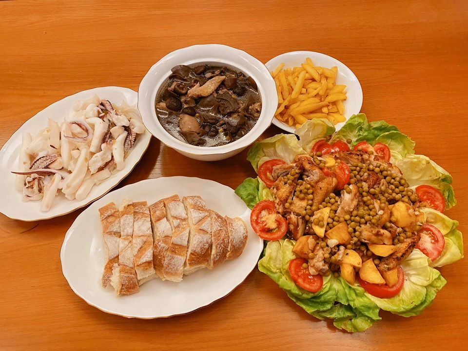 Ca sĩ Lưu Hương Giang cũng không kém cạnh khi khoe mâm cơm kèm status "Giang can cook".