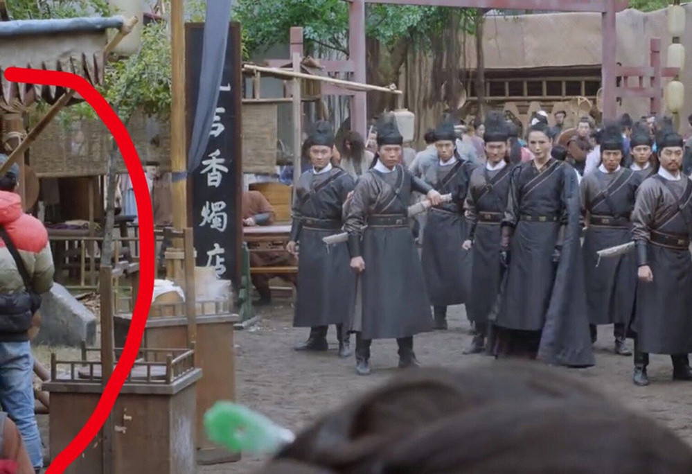 Bộ phim Trường tương thủ mới đây để lọt nhân viên hậu trường vào ống kính.