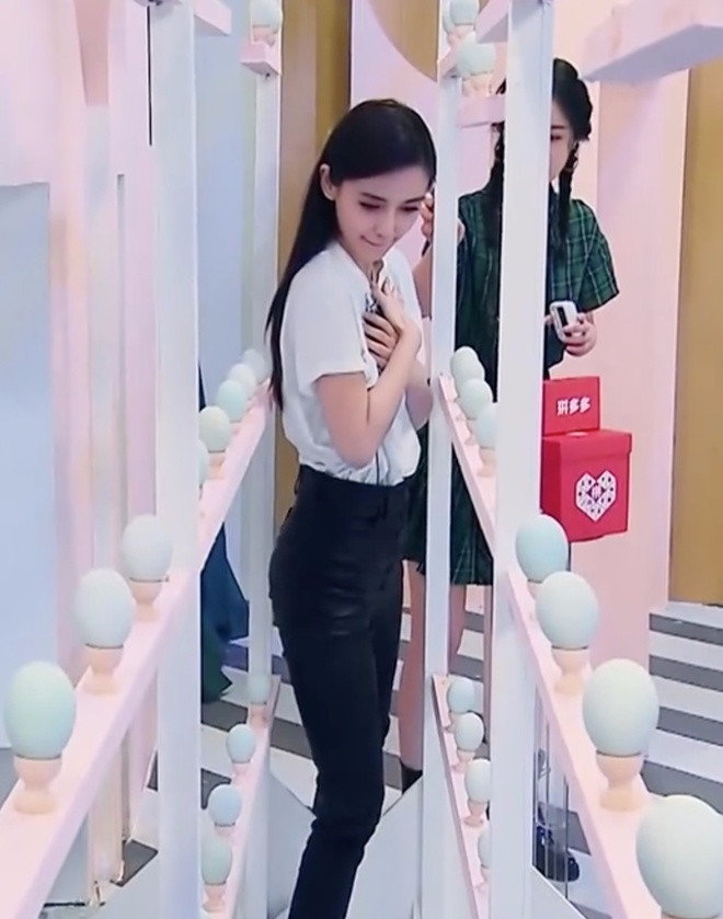 Ngo ngang Angelababy dung len trung khong vo, chui vua khe 17 cm-Hinh-2